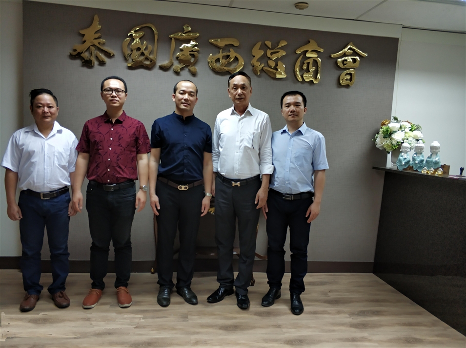 從左往右依次為國際部合伙人林健偉先生（左一），國際部總監(jiān)吳琪先生（左二），執(zhí)行董事粟宥朝先生（左三），商會主席李宇明（右二），國際部合伙人黃文超先生（右一）