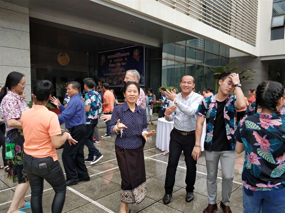 老撾駐南寧總領(lǐng)事萬?！ぞS麗雅彭女士與廣西金沛教育執(zhí)行董事粟宥朝先生一起在總領(lǐng)事館廣場載歌載舞