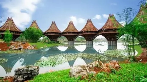 圖為中國(guó)-東盟友誼館。該建筑以廣西的風(fēng)雨橋?yàn)樵?，寓意“手拉手，心連心”。表達(dá)中國(guó)與東盟十國(guó)睦鄰友好、合作共贏之意。