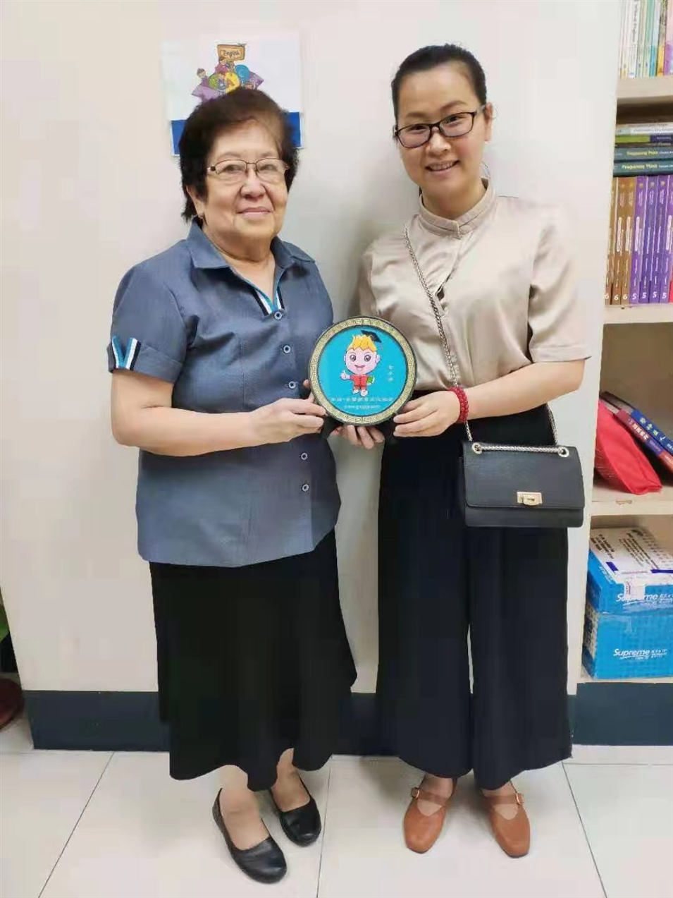 與嘉南中學許麗玲副校長合影 與嘉南中學許麗玲副校長合影