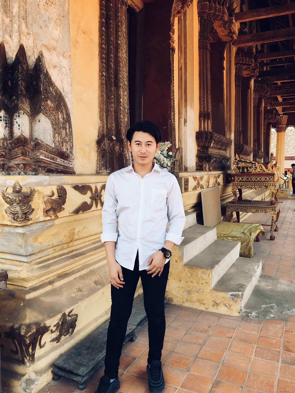 基諾，老撾首都萬象人，老撾國立大學(xué)文學(xué)院德語系大二學(xué)生， 